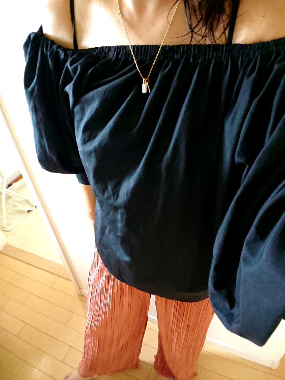 ブラック系のシャツ/ブラウス、オレンジ系のパンツ、ブラウン系のサンダルを着用したレディースの夏コーディネートの4枚目の写真