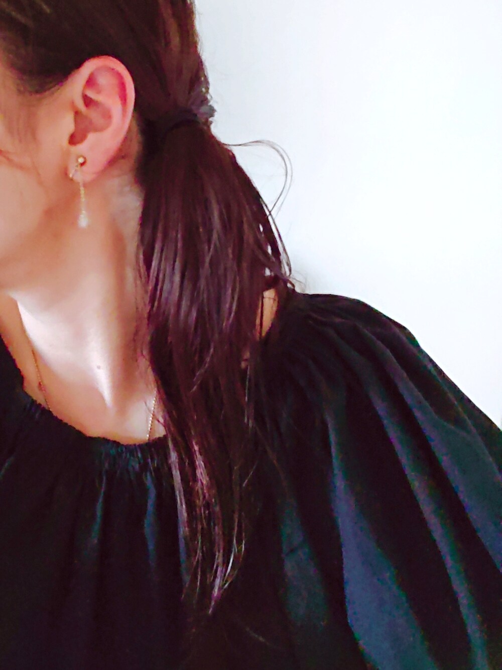 ブラック系のシャツ/ブラウス、オレンジ系のパンツ、ブラウン系のサンダルを着用したレディースの夏コーディネートの3枚目の写真