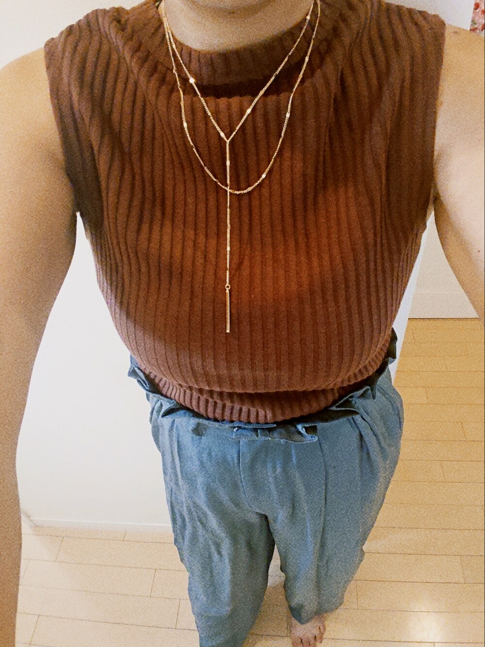 グリーン系のパンツ、ブラウン系のタンクトップ、ホワイト系のトートバッグを着用したレディースの夏コーディネートの2枚目の写真