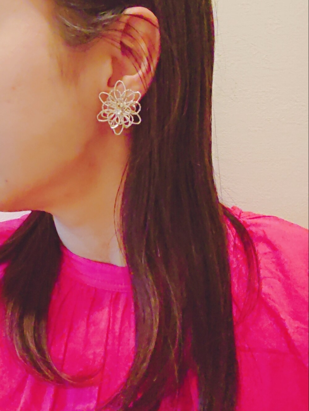 ピンク系のワンピース/ドレス、ブラック系のレインシューズ、ブラック系のブルゾンを着用したレディースの夏コーディネートの3枚目の写真