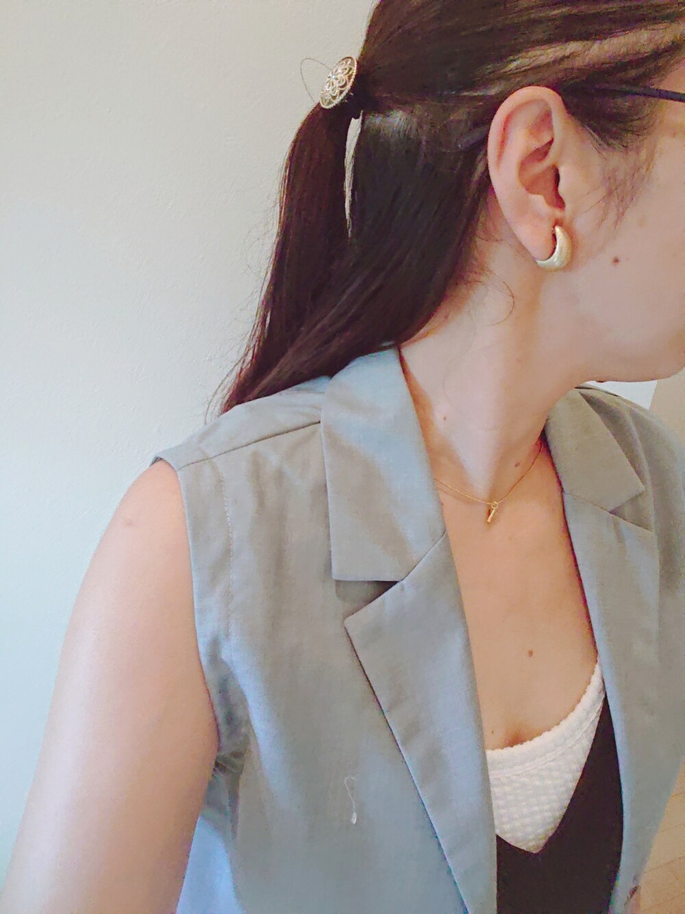 グレー系のテーラードジャケット、ブラック系のタンクトップ、ブラック系のつなぎ/オールインワンを着用したレディースの夏コーディネートの2枚目の写真