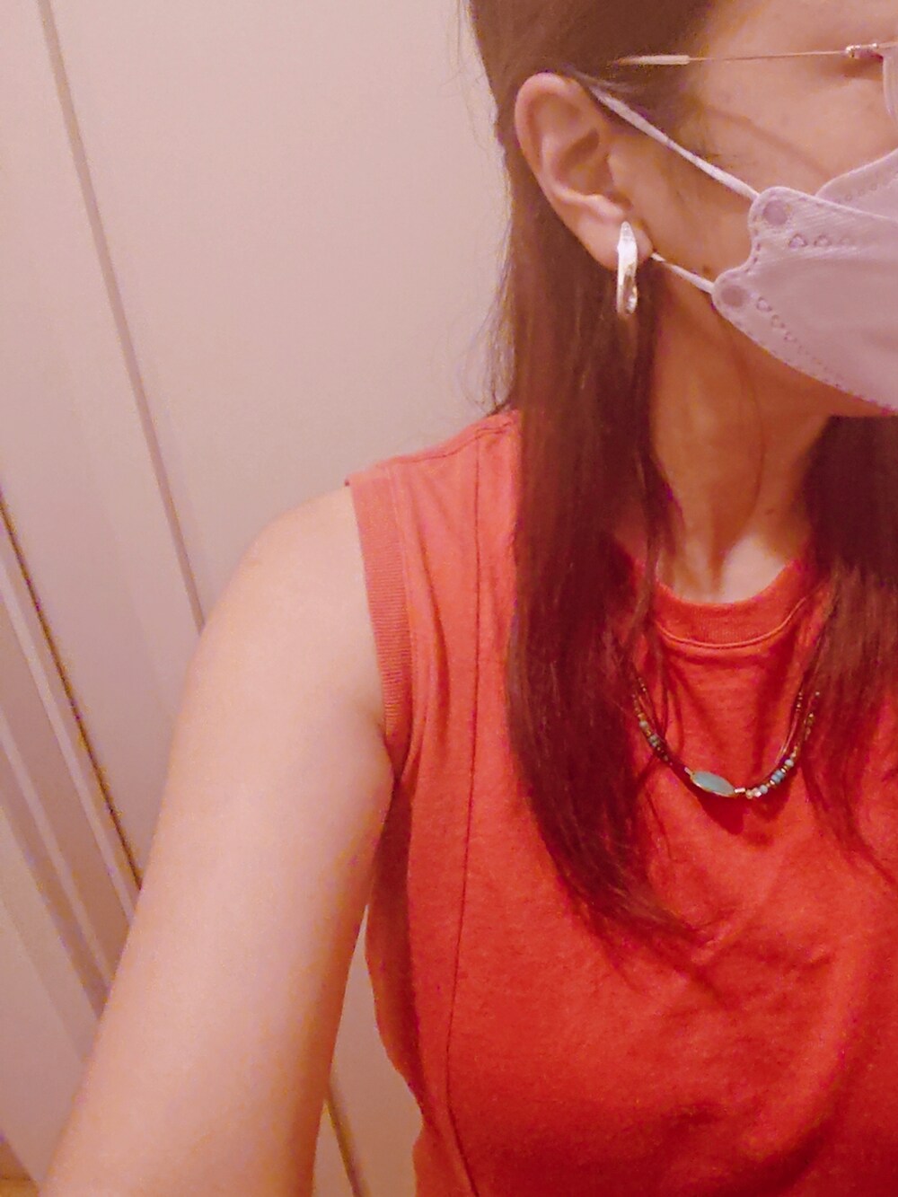 オレンジ系のワンピース/ドレス、ブラウン系のサンダル、ホワイト系のトートバッグを着用したレディースの夏コーディネートの2枚目の写真