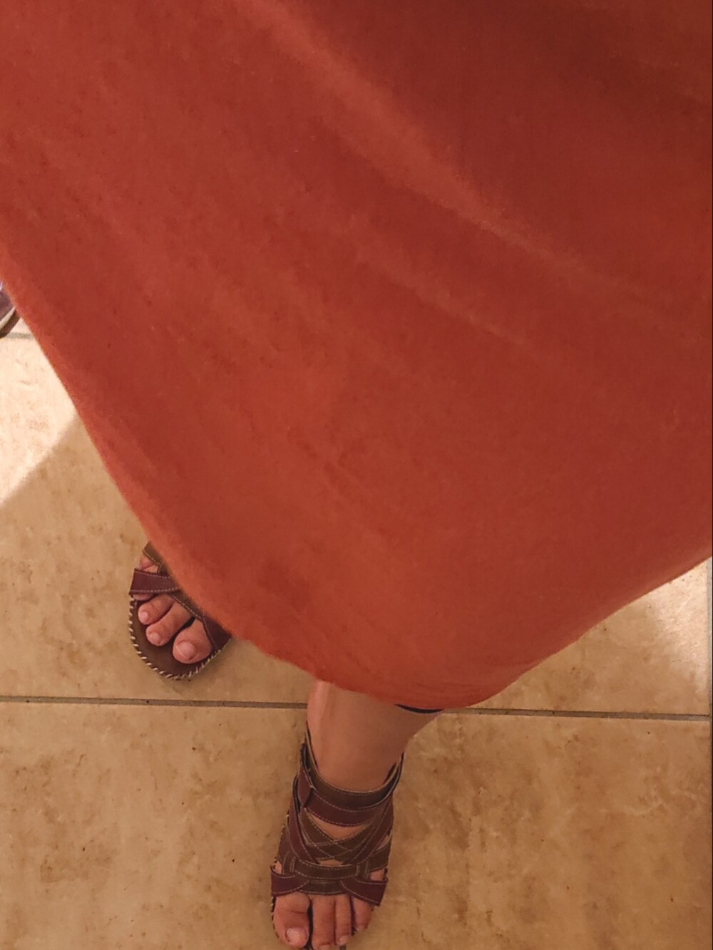 オレンジ系のワンピース/ドレス、ブラウン系のサンダル、ホワイト系のトートバッグを着用したレディースの夏コーディネートの3枚目の写真