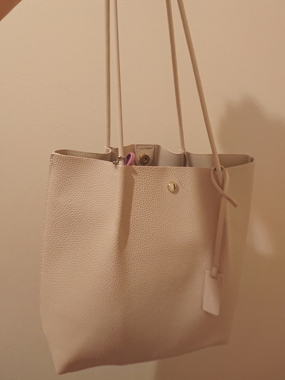 オレンジ系のワンピース/ドレス、ブラウン系のサンダル、ホワイト系のトートバッグを着用したレディースの夏コーディネートの4枚目の写真