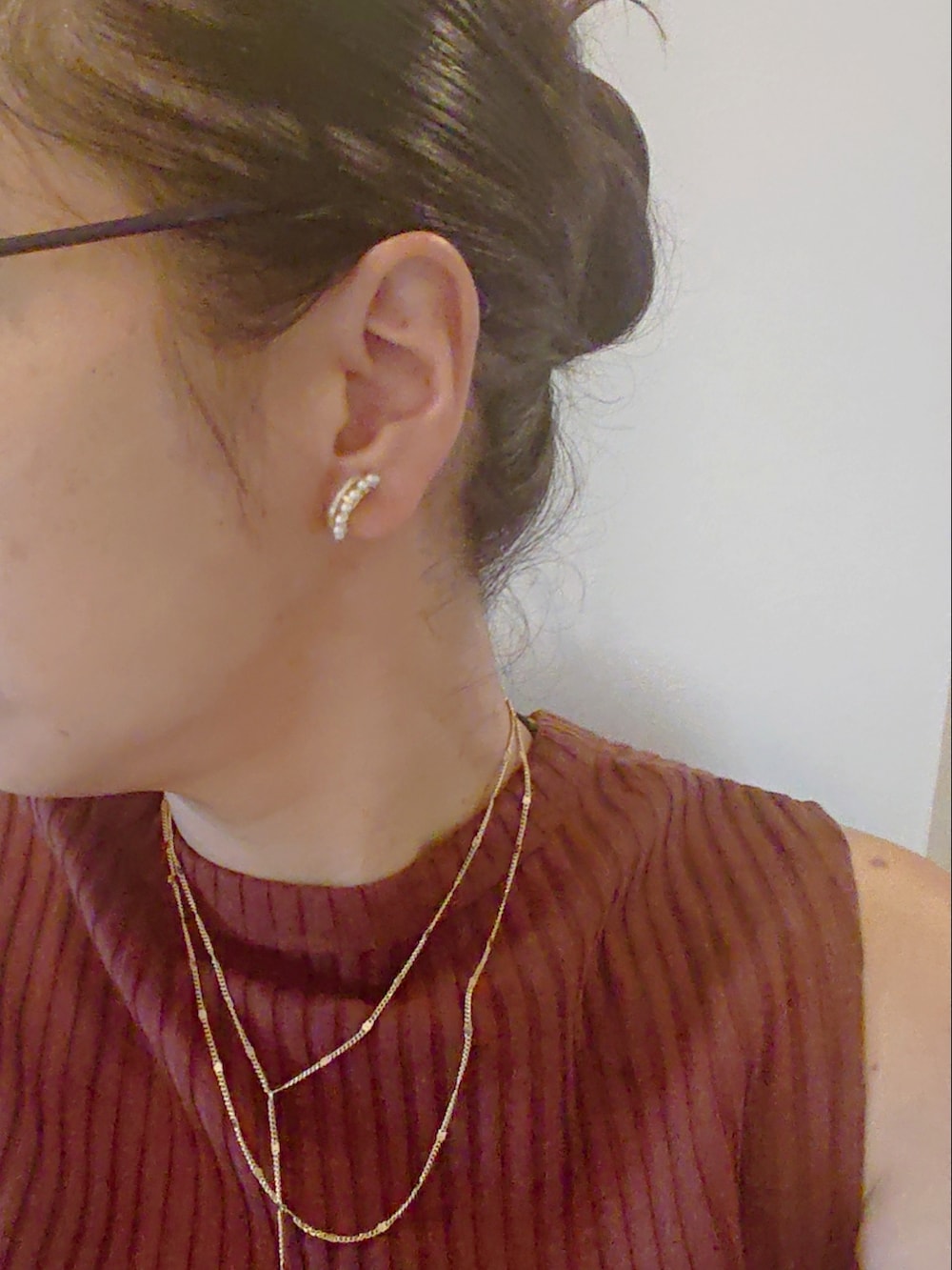 グリーン系のパンツ、ブラウン系のタンクトップ、ホワイト系のトートバッグを着用したレディースの夏コーディネートの3枚目の写真