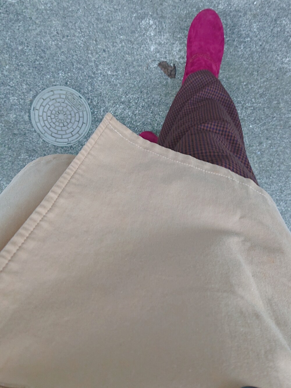 ベージュ系のトレンチコート、ブラック系のシャツ/ブラウス、ブラウン系のパンツを着用したレディースの冬コーディネートの5枚目の写真