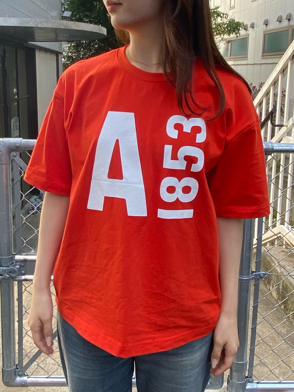 レッド系のTシャツ/カットソー、ベージュ系のサンダルを着用したレディースの春コーディネートの4枚目の写真