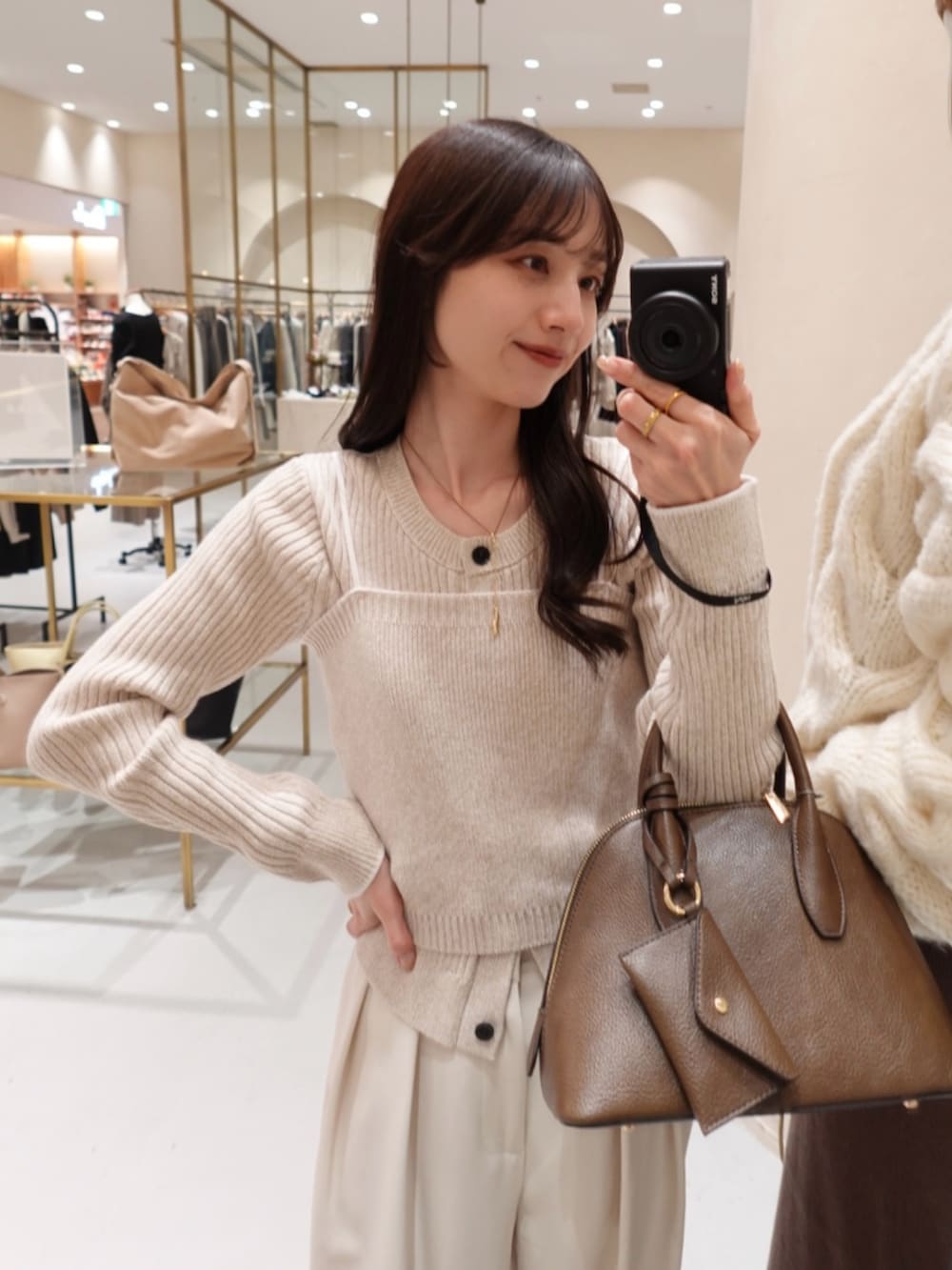 ホワイト系のその他パンツ、ブラウン系のショルダーバッグ、ブラック系のブーツを着用したレディースの冬コーディネートの3枚目の写真