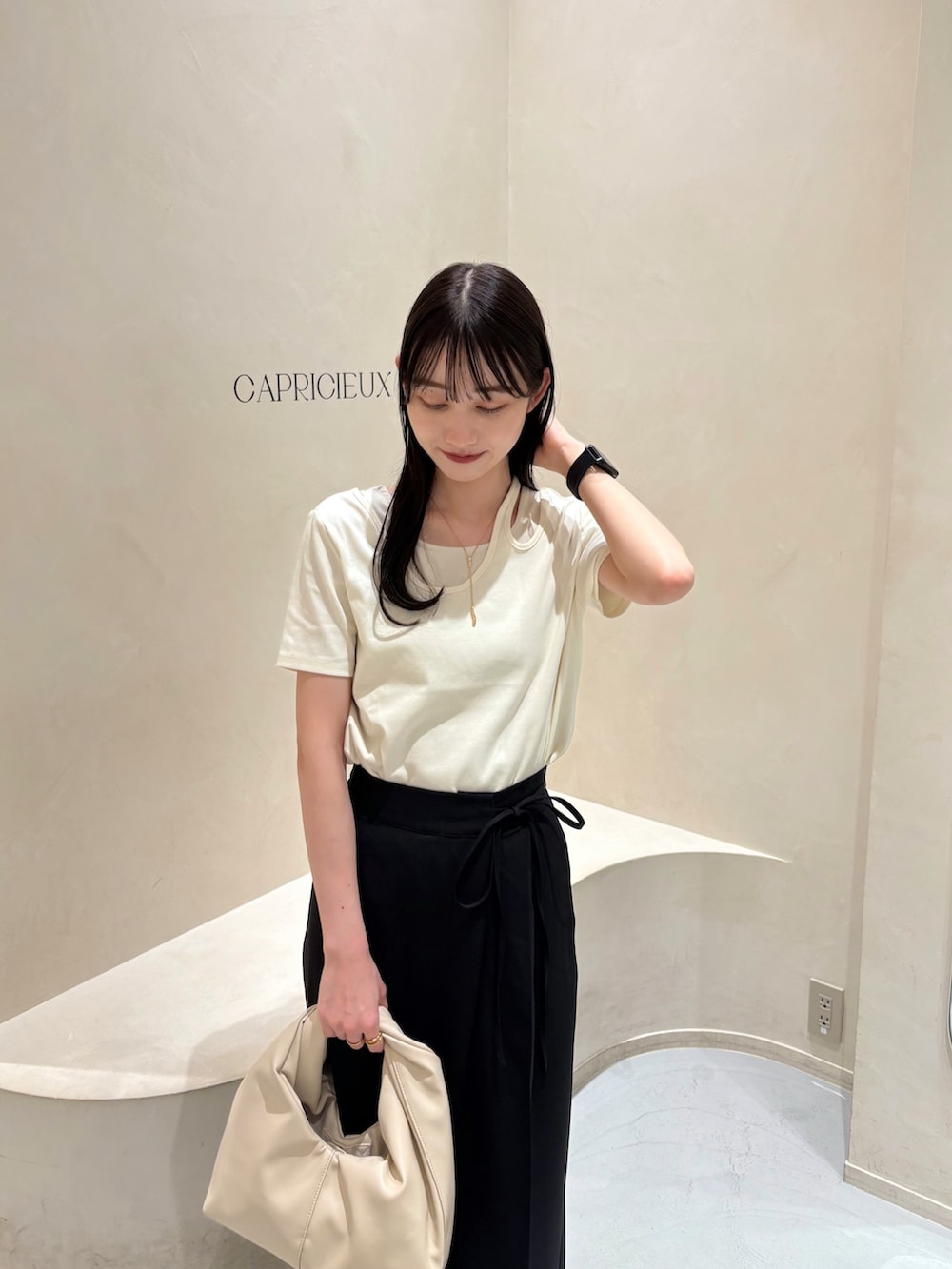 「オトナカジュアル、オトナ女子、きれいめカジュアル、キレイめ、ベージュコーデ、ブラックコーデ、Tシャツ、Tシャツコーデ、ラップパンツ、パンツスタイル、夏コーデ、お出かけコーデ、休日スタイル、シンプルコーデ、レイヤードスタイル」｜「CAPRICIEUX LE'MAGEの【再入荷/新色ブラウン】ラップリボンパンツ（その他パンツ、ブラック系）」を使った、kon_lemageさん（骨格ウェーブ・レディース・158cm）の夏コーディネートの2枚目の写真