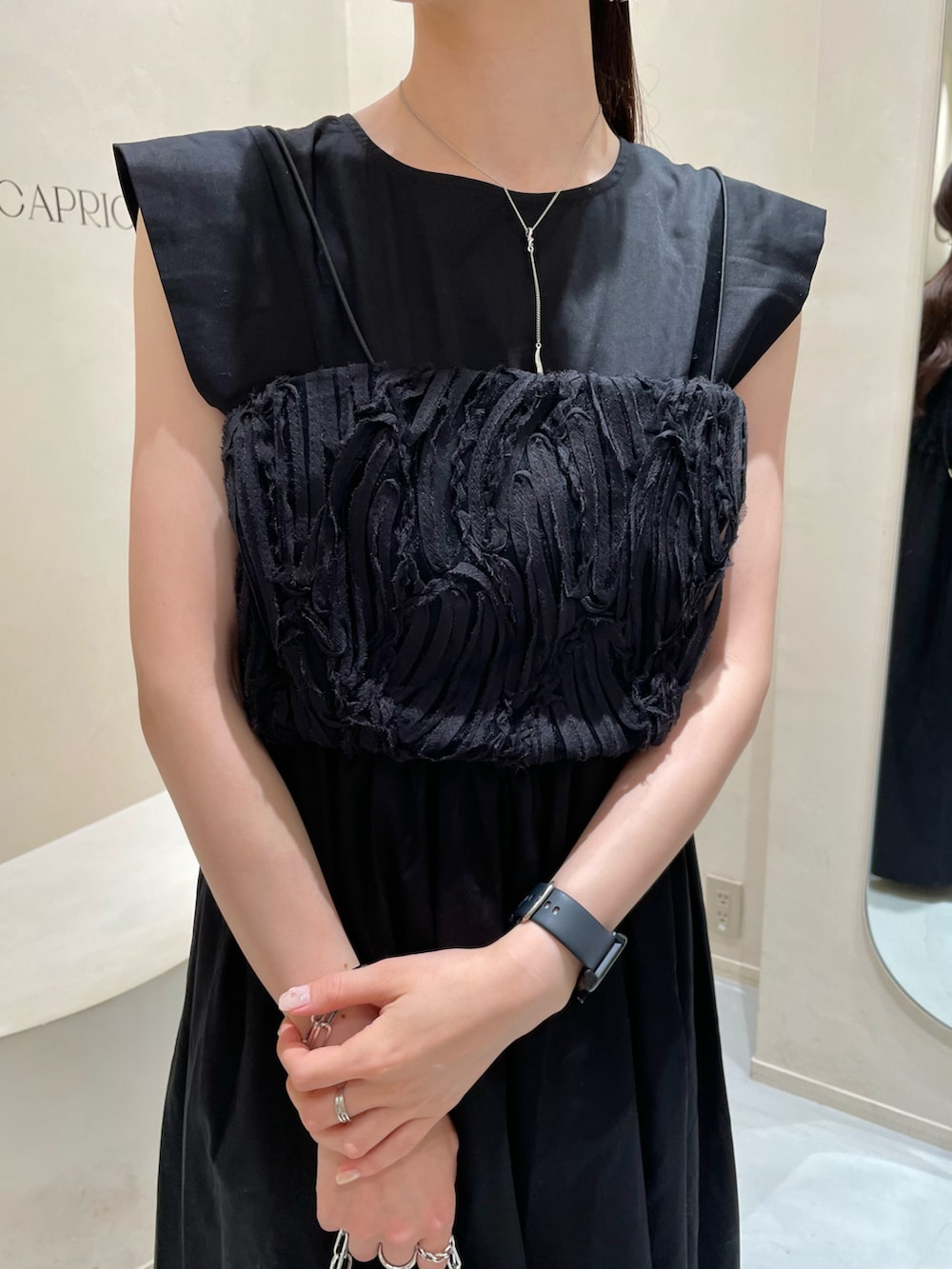 シルバー系のショルダーバッグ、ブラック系のワンピース/ドレス、ブラック系のトップスを着用したレディースの夏コーディネートの3枚目の写真