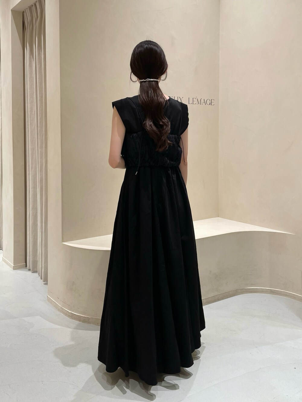 シルバー系のショルダーバッグ、ブラック系のワンピース/ドレス、ブラック系のトップスを着用したレディースの夏コーディネートの4枚目の写真