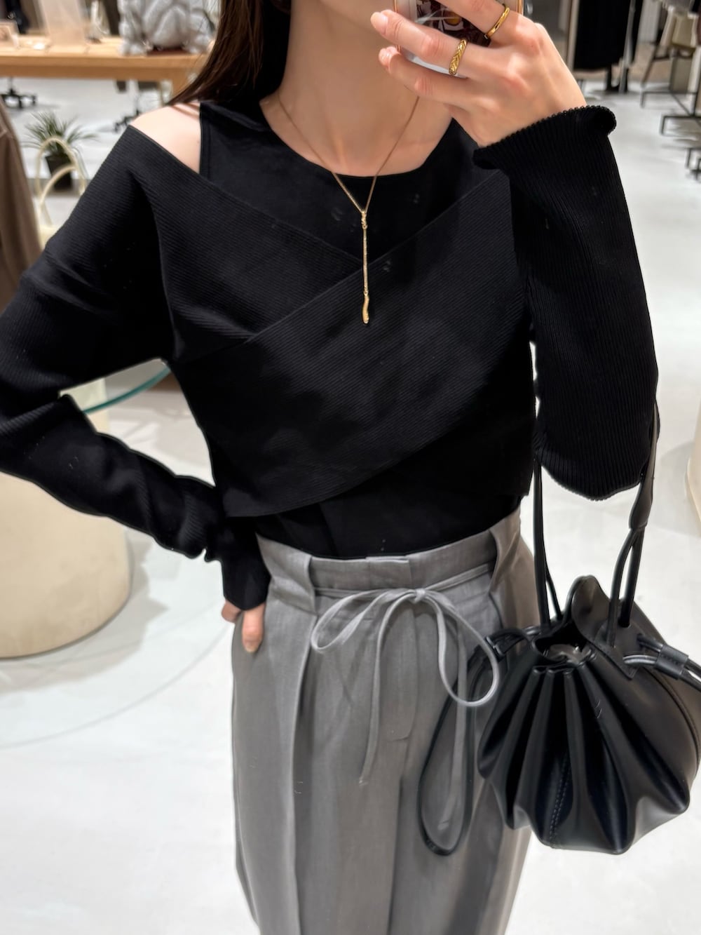 ブラック系のニット/セーター、ブラック系のブーツ、グレー系のその他パンツを着用したレディースの冬コーディネートの3枚目の写真