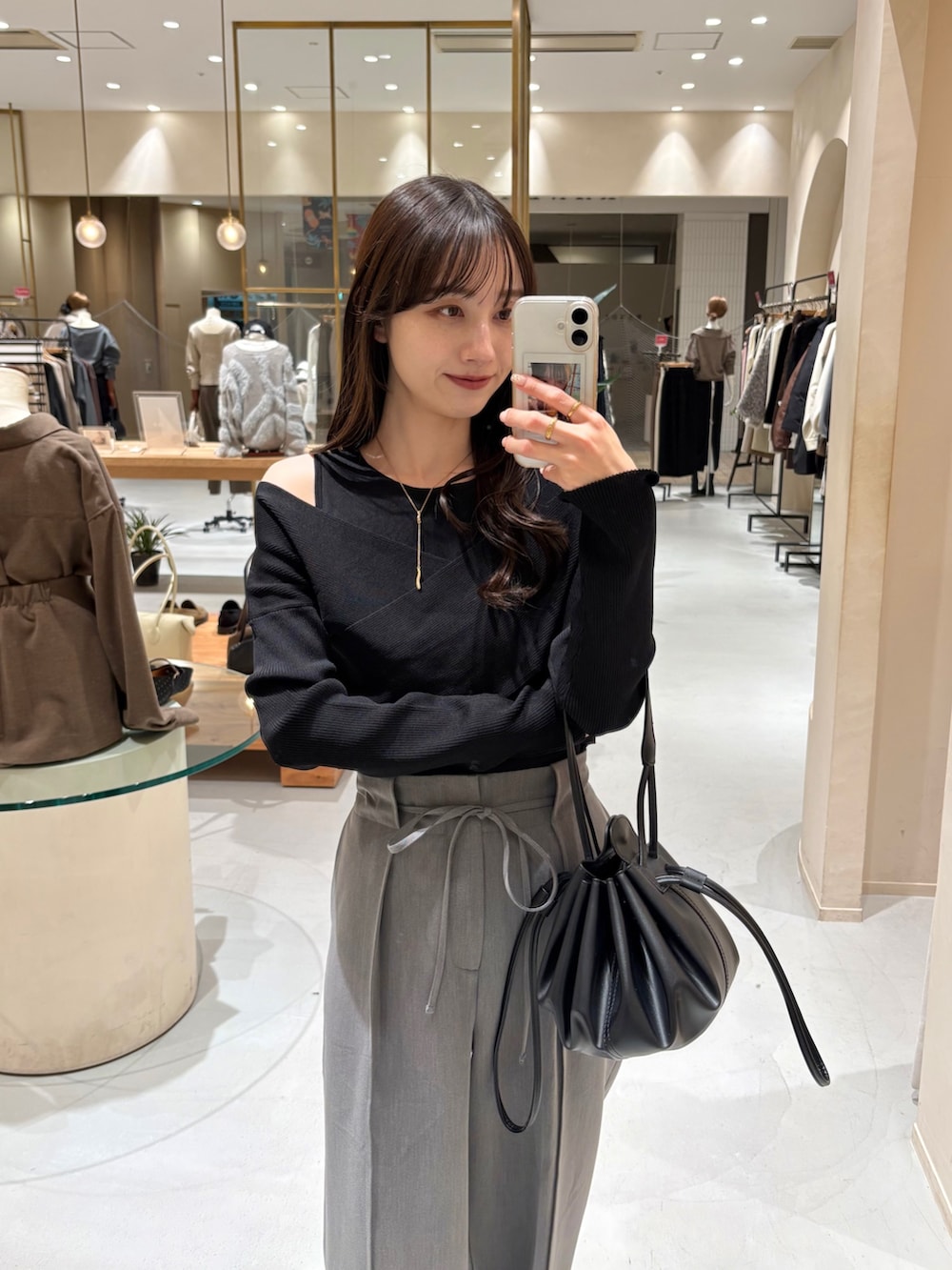 ブラック系のニット/セーター、ブラック系のブーツ、グレー系のその他パンツを着用したレディースの冬コーディネートの2枚目の写真