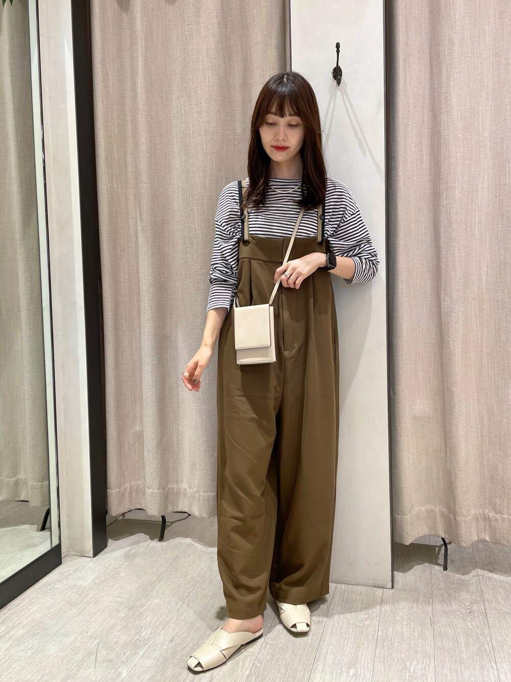 ブラック系のTシャツ/カットソー、ブラウン系のその他パンツ、ホワイト系のサンダルを着用したレディースの秋コーディネートの2枚目の写真