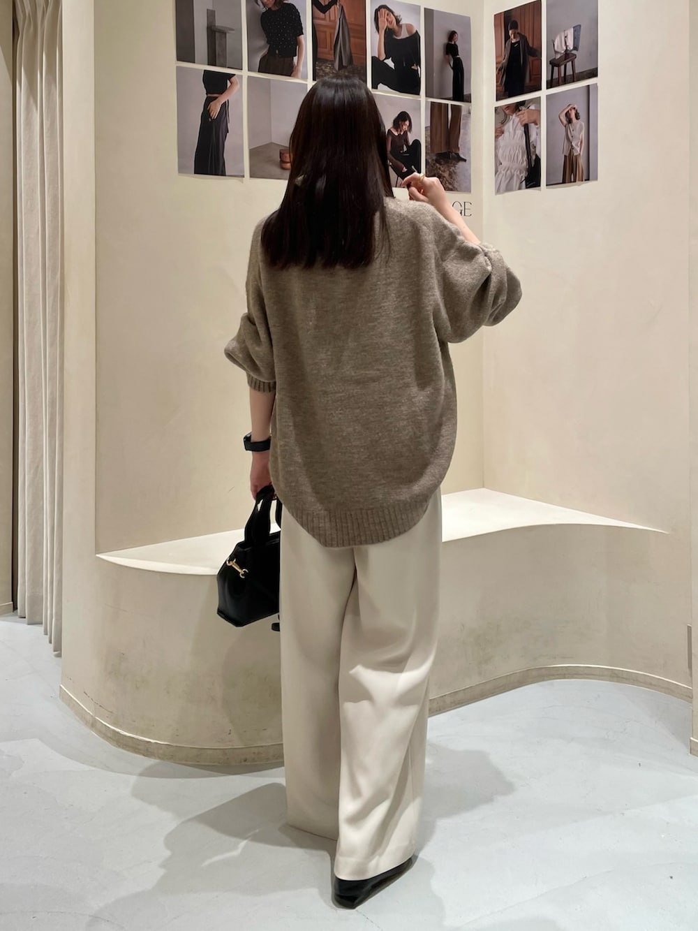 ブラック系のショルダーバッグ、ブラック系のパンプス、ホワイト系のその他パンツを着用したレディースの秋コーディネートの4枚目の写真