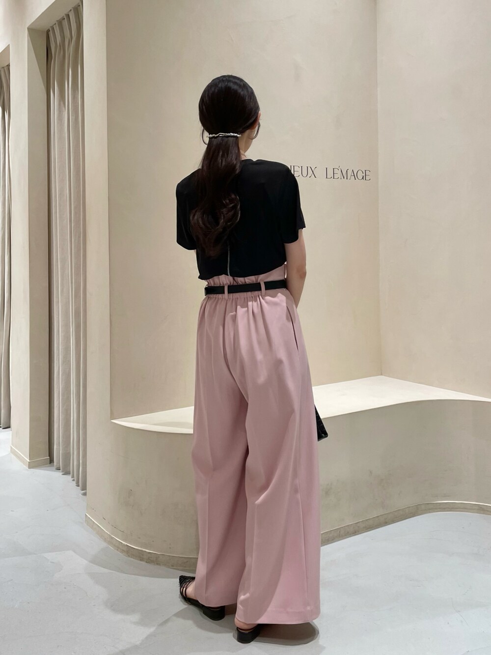 ブラック系のサンダル、ピンク系のその他パンツ、ブラック系のショルダーバッグを着用したレディースの夏コーディネートの3枚目の写真