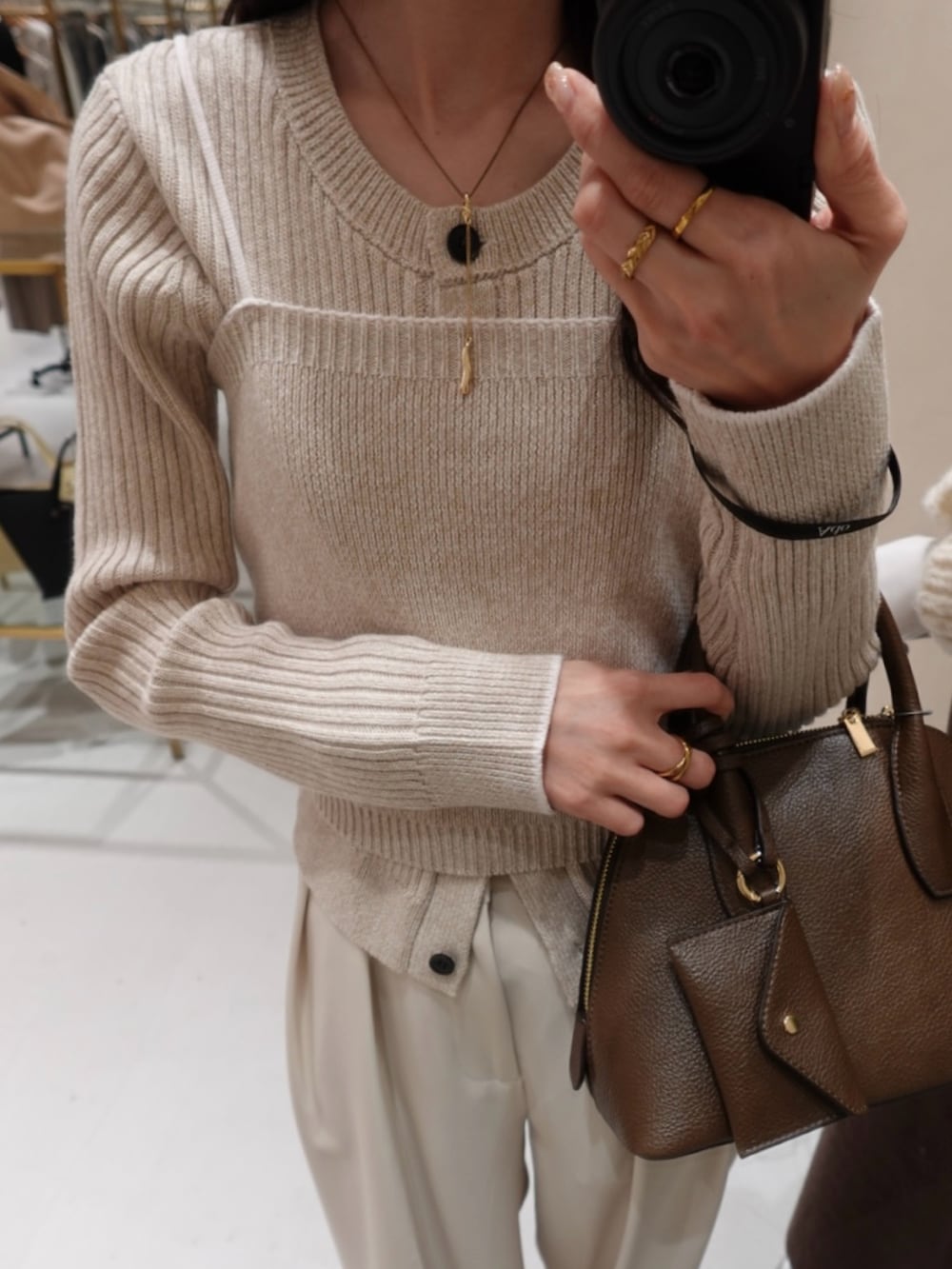 ホワイト系のその他パンツ、ブラウン系のショルダーバッグ、ブラック系のブーツを着用したレディースの冬コーディネートの4枚目の写真