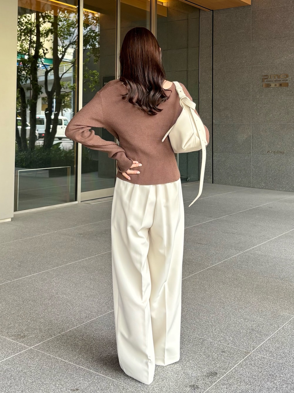 ホワイト系のその他パンツ、ホワイト系のショルダーバッグ、ブラウン系のニット/セーターを着用したレディースの秋コーディネートの5枚目の写真