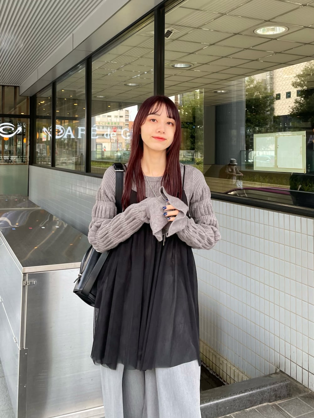 ブラック系のブーツ、グレー系のその他パンツ、グレー系のニット/セーターを着用したレディースの秋コーディネートの3枚目の写真