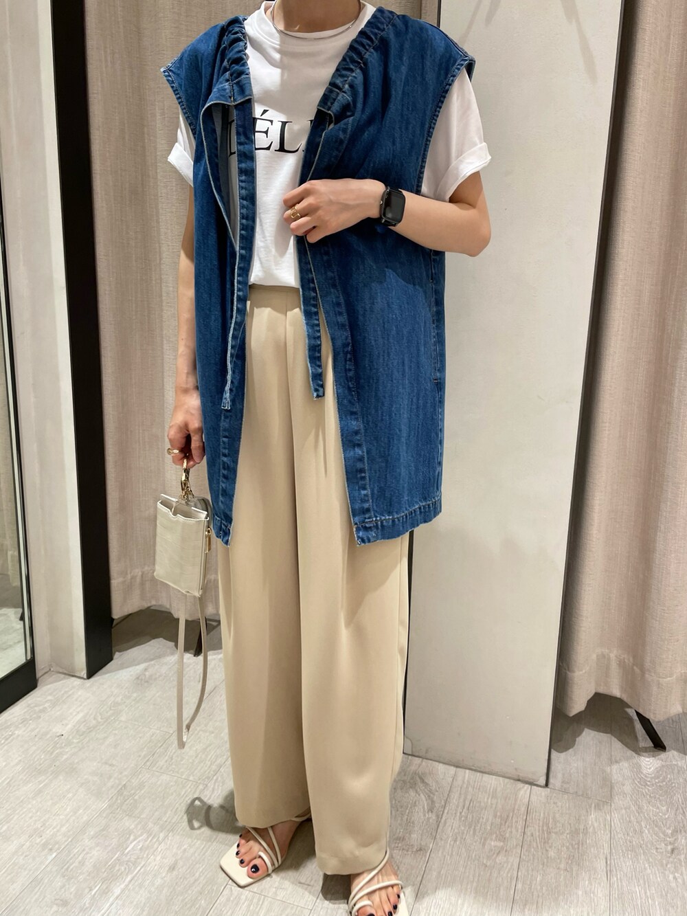 ホワイト系のTシャツ/カットソー、ブルー系のベスト、ベージュ系のその他パンツを着用したレディースの夏コーディネートの3枚目の写真