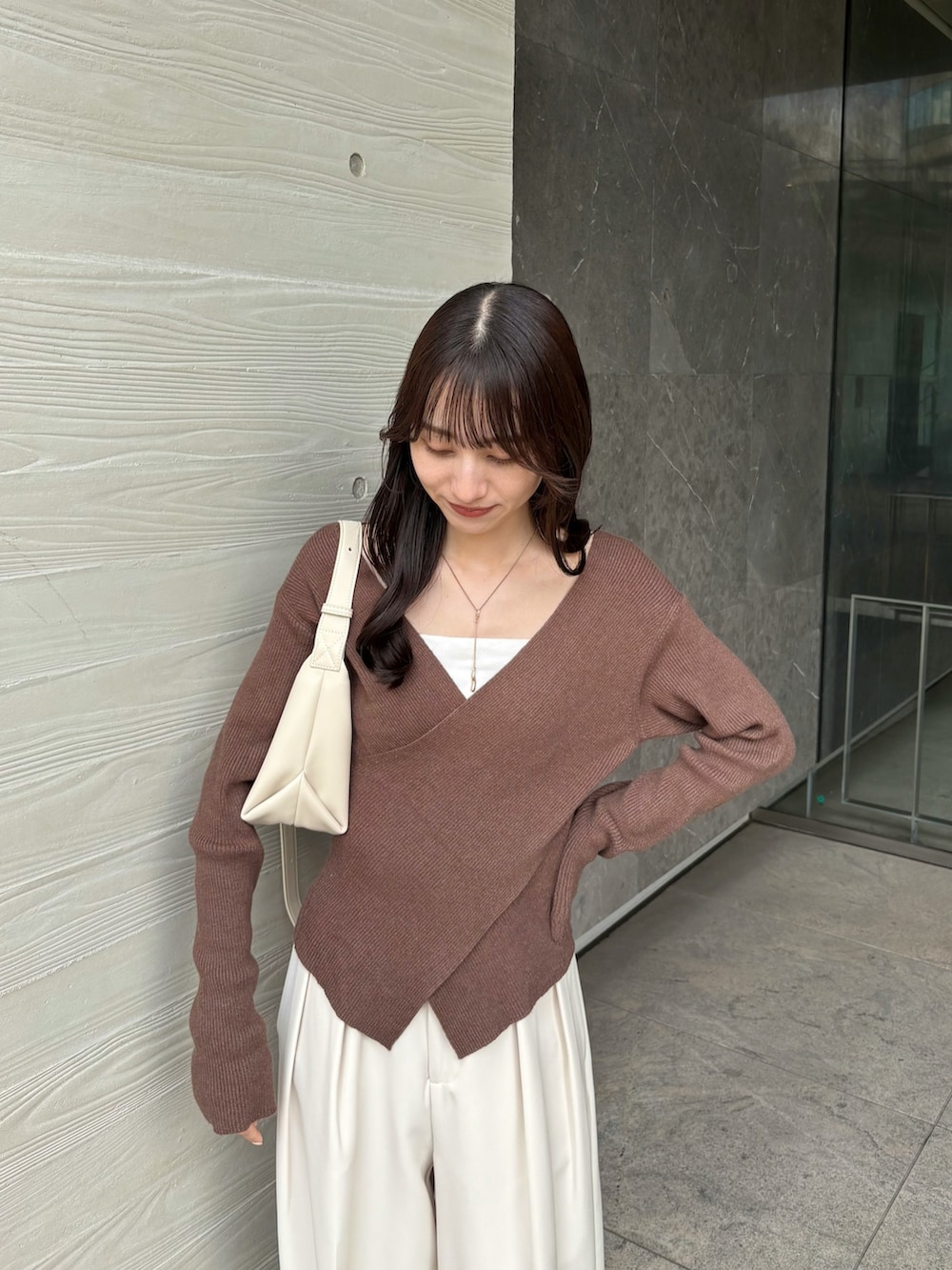 ホワイト系のその他パンツ、ホワイト系のショルダーバッグ、ブラウン系のニット/セーターを着用したレディースの秋コーディネートの2枚目の写真