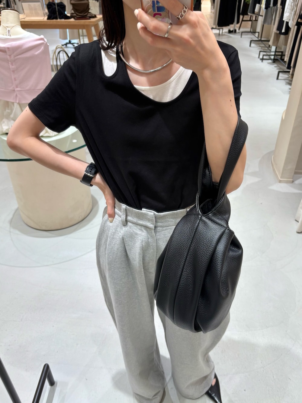 ブラック系のTシャツ/カットソー、ブラック系のパンプス、グレー系のその他パンツを着用したレディースの夏コーディネートの3枚目の写真