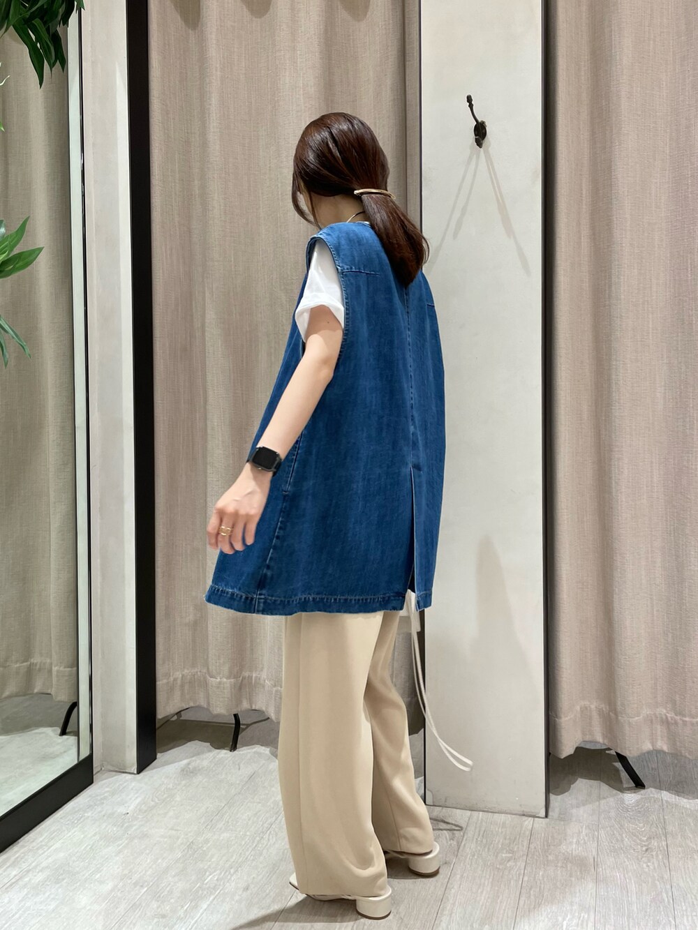 ホワイト系のTシャツ/カットソー、ブルー系のベスト、ベージュ系のその他パンツを着用したレディースの夏コーディネートの4枚目の写真