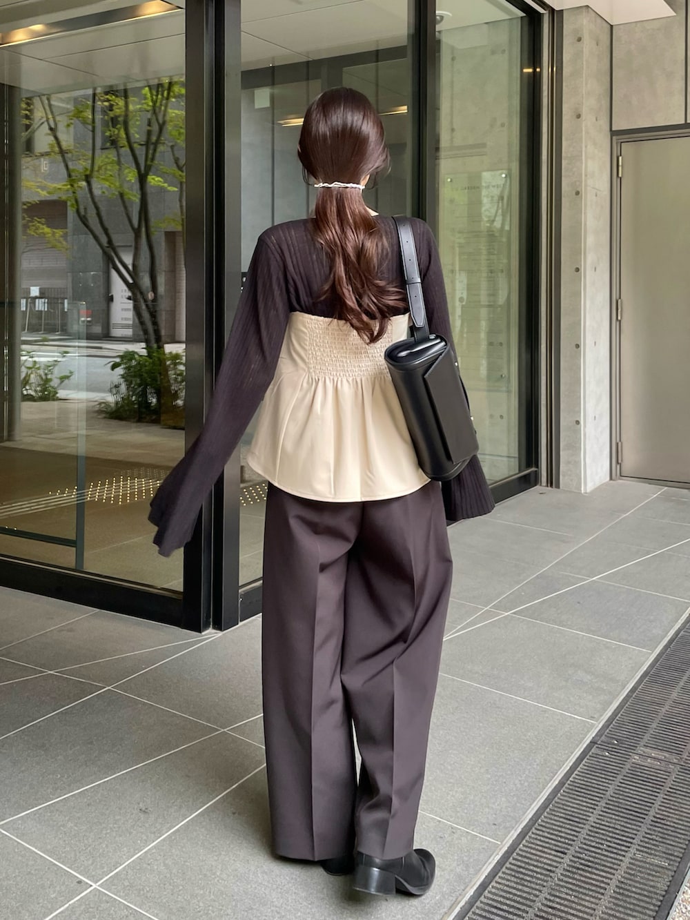 ブラック系のその他パンツ、ベージュ系のシャツ/ブラウス、ブラック系のニット/セーターを着用したレディースの春コーディネートの3枚目の写真