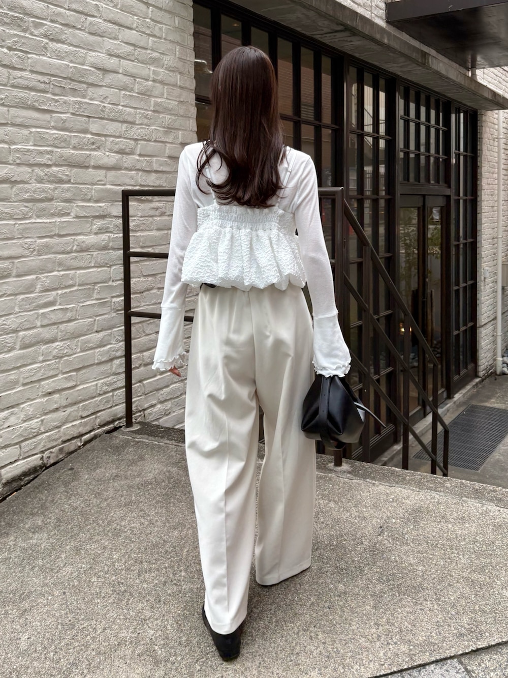 ホワイト系のその他パンツ、ブラック系のショルダーバッグ、ホワイト系のシャツ/ブラウスを着用したレディースの春コーディネートの4枚目の写真