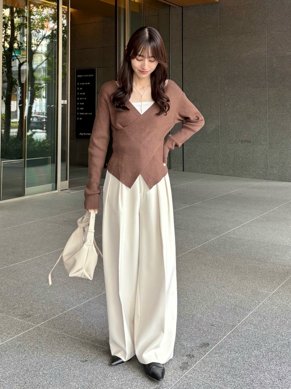 ホワイト系のその他パンツ、ホワイト系のショルダーバッグ、ブラウン系のニット/セーターを着用したレディースの秋コーディネートの3枚目の写真