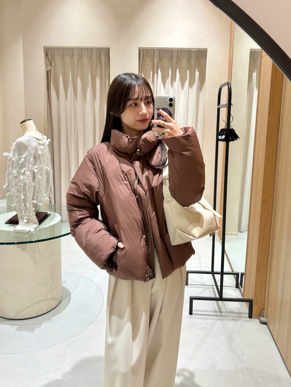 ホワイト系のその他パンツ、ブラウン系のその他アウター、ホワイト系のショルダーバッグを着用したレディースの冬コーディネートの2枚目の写真