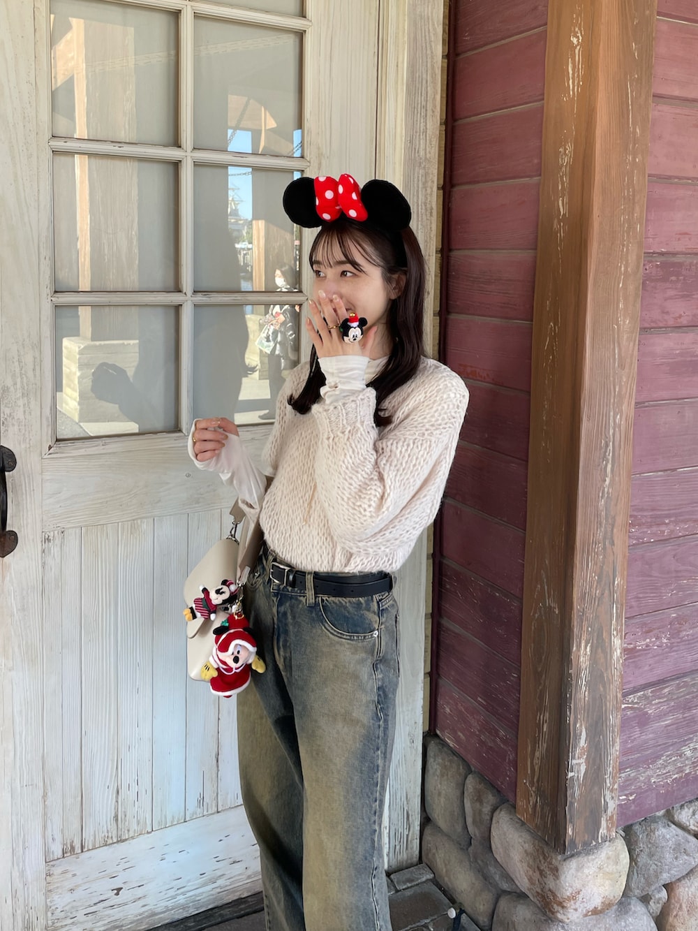 ホワイト系のニット/セーター、ブラウン系のデニムパンツ、ホワイト系のスニーカーを着用したレディースの冬コーディネートの2枚目の写真