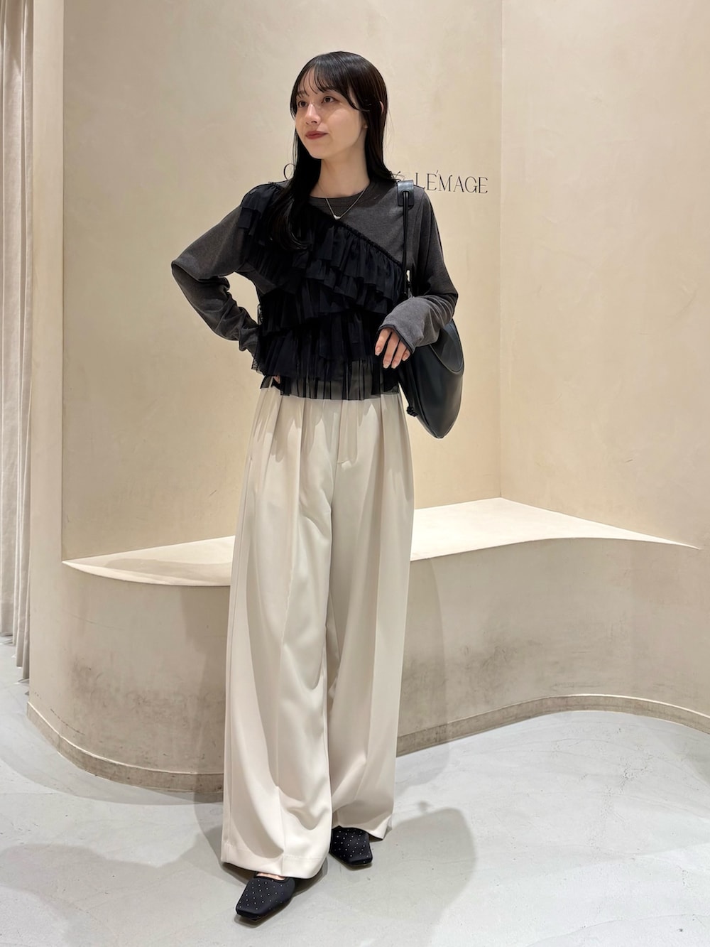 ホワイト系のその他パンツ、グレー系のTシャツ/カットソー、ブラック系のショルダーバッグを着用したレディースの春コーディネートの4枚目の写真