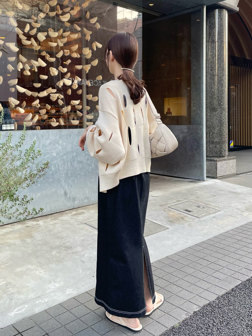 ホワイト系のカーディガン/ボレロ、ブラック系のワンピースを着用したレディースの春コーディネートの3枚目の写真