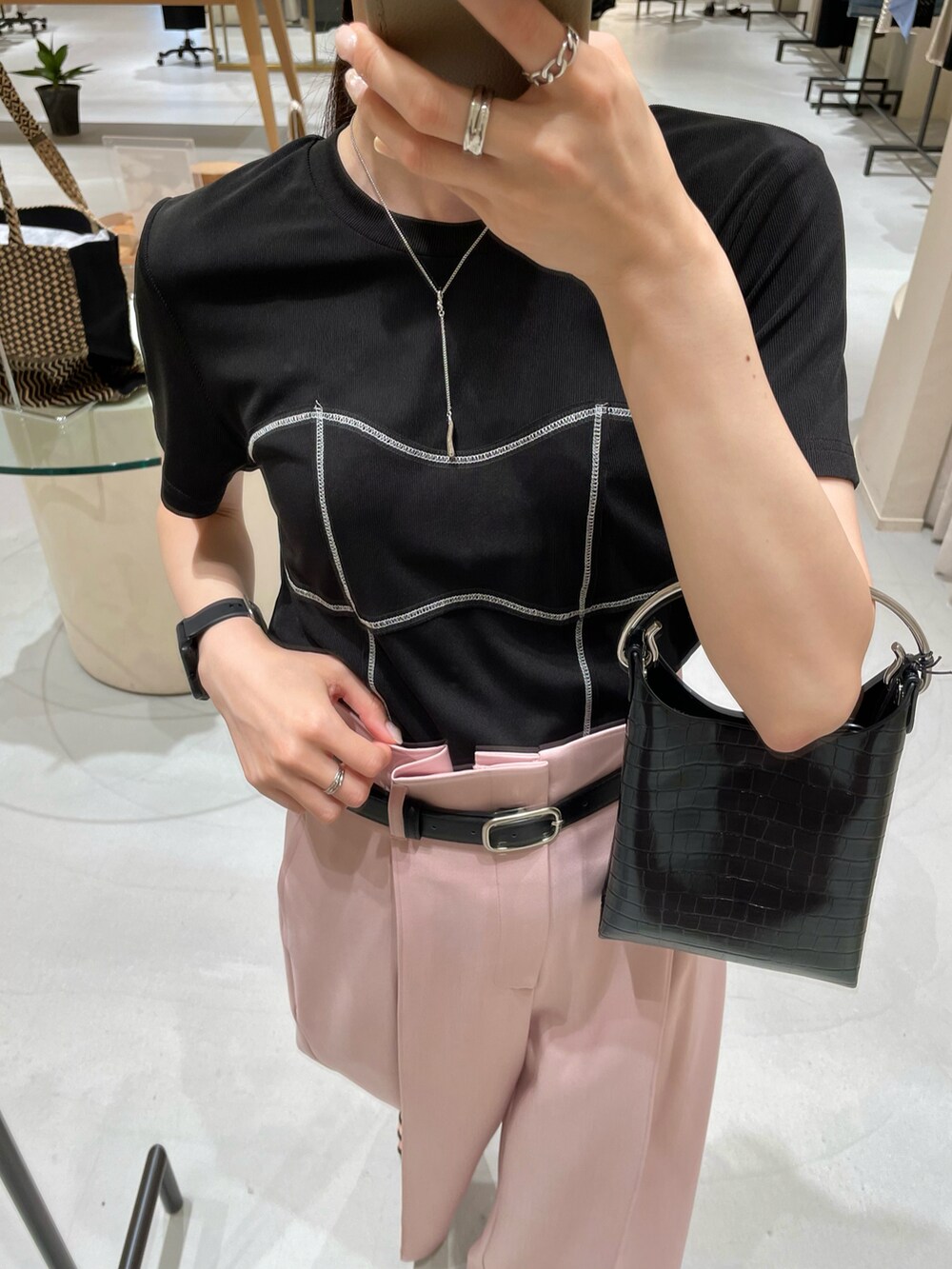 ブラック系のサンダル、ピンク系のその他パンツ、ブラック系のショルダーバッグを着用したレディースの夏コーディネートの2枚目の写真