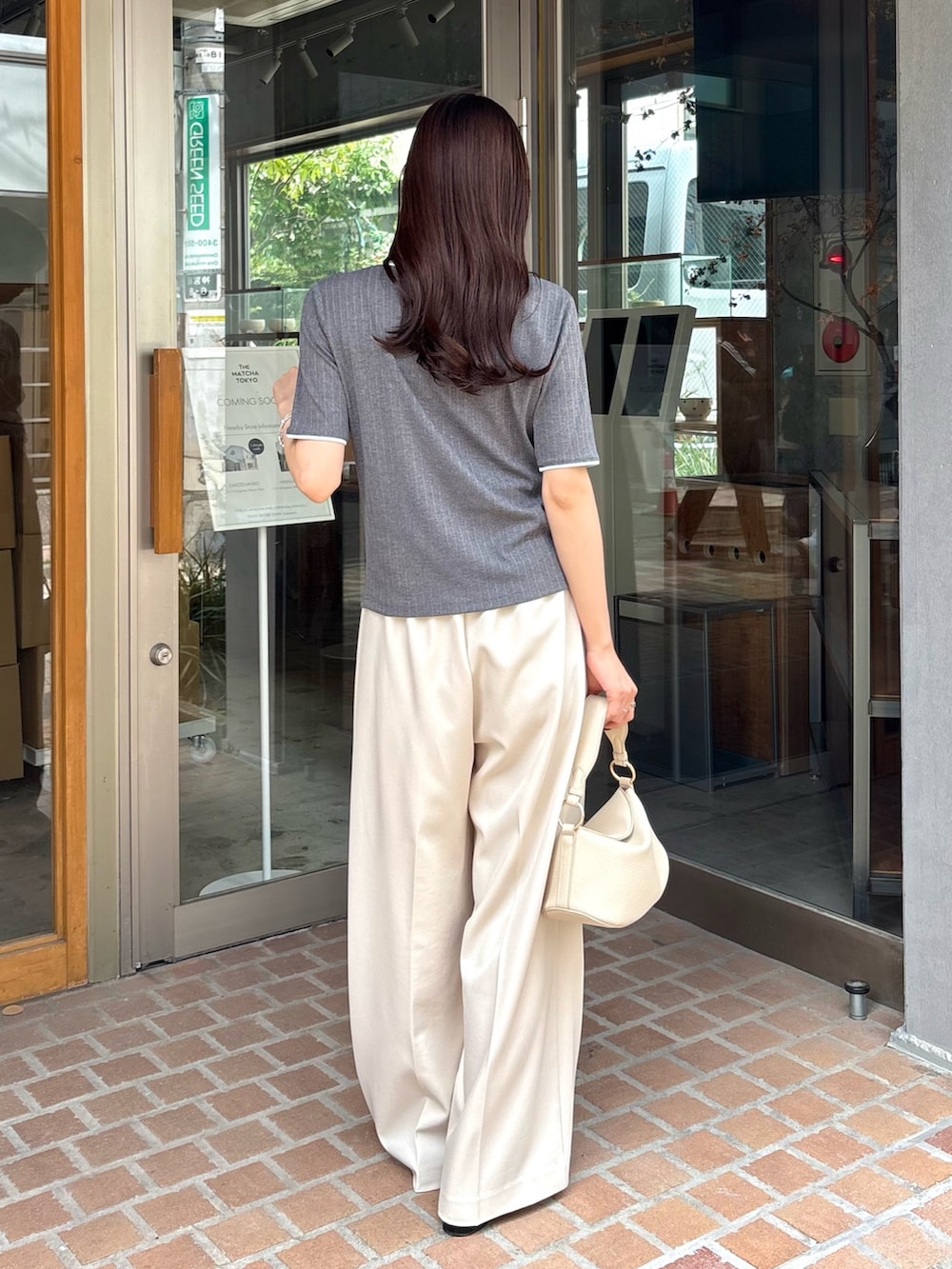 ホワイト系のその他パンツ、グレー系のTシャツ/カットソー、ホワイト系のショルダーバッグを着用したレディースの夏コーディネートの4枚目の写真