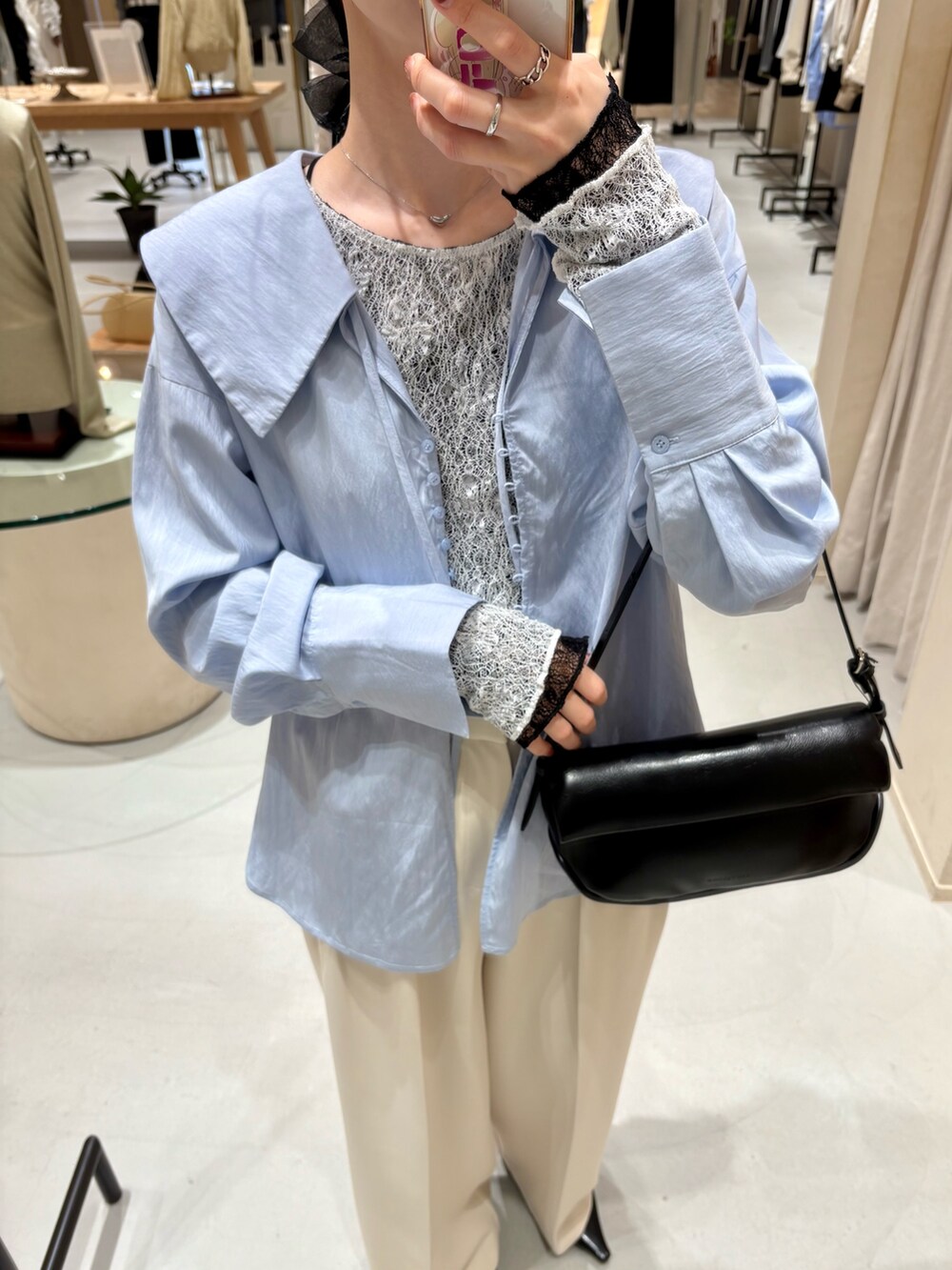 ホワイト系のその他パンツ、ブラック系のパンプス、ブラック系のショルダーバッグを着用したレディースの春コーディネートの3枚目の写真