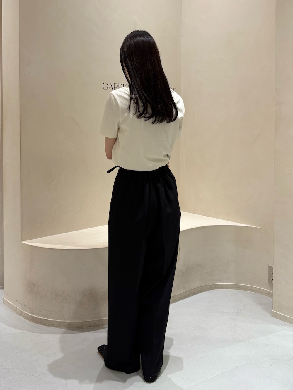 「オトナカジュアル、オトナ女子、きれいめカジュアル、キレイめ、ベージュコーデ、ブラックコーデ、Tシャツ、Tシャツコーデ、ラップパンツ、パンツスタイル、夏コーデ、お出かけコーデ、休日スタイル、シンプルコーデ、レイヤードスタイル」｜「CAPRICIEUX LE'MAGEの【再入荷/新色ブラウン】ラップリボンパンツ（その他パンツ、ブラック系）」を使った、kon_lemageさん（骨格ウェーブ・レディース・158cm）の夏コーディネートの4枚目の写真