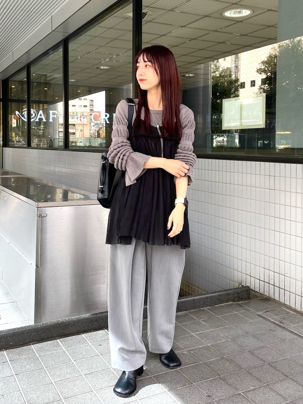 ブラック系のブーツ、グレー系のその他パンツ、グレー系のニット/セーターを着用したレディースの秋コーディネートの2枚目の写真