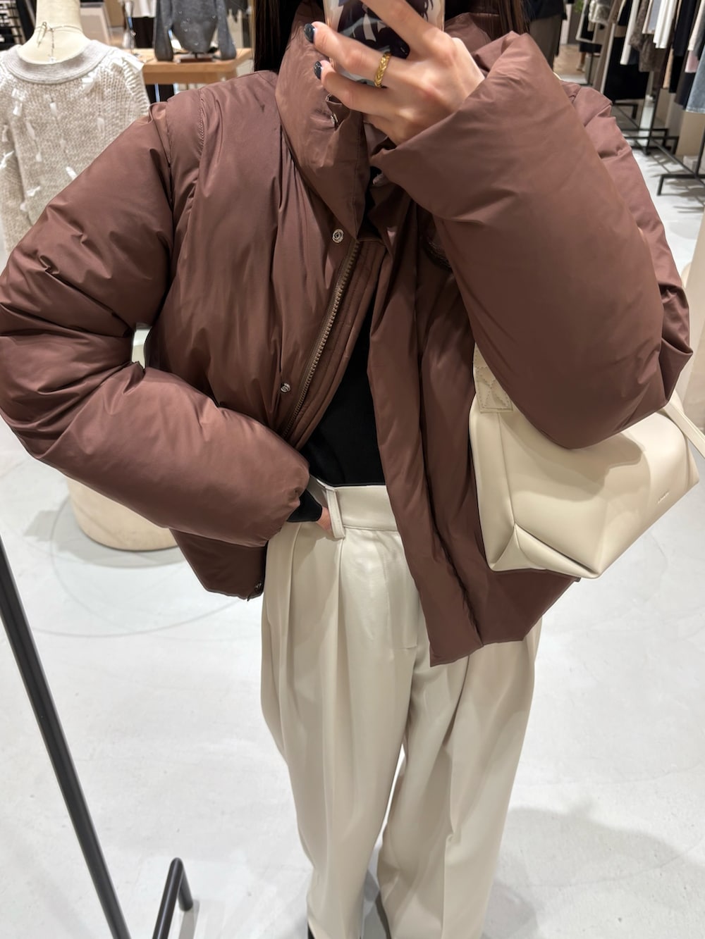 ホワイト系のその他パンツ、ブラウン系のその他アウター、ホワイト系のショルダーバッグを着用したレディースの冬コーディネートの3枚目の写真