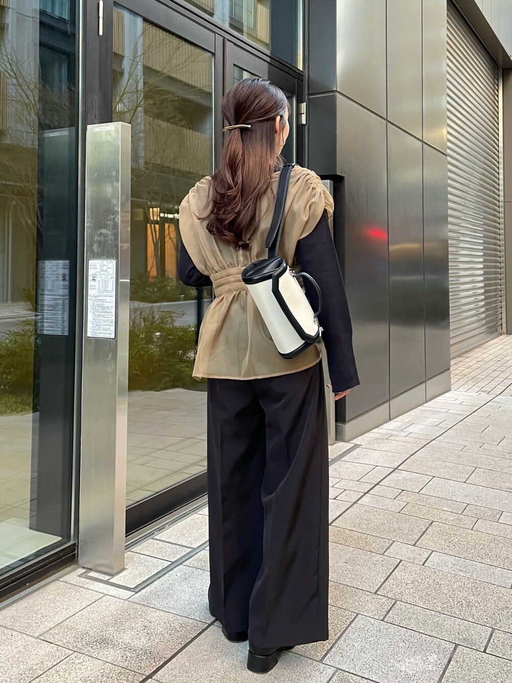 ベージュ系のシャツ/ブラウス、ブラック系のその他パンツ、ブラック系のニット/セーターを着用したレディースの冬コーディネートの3枚目の写真