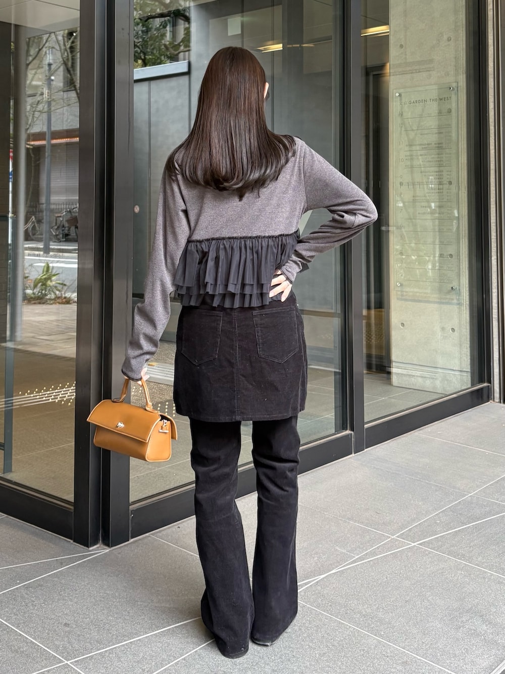 ブラック系のスカート、ブラック系のその他パンツ、グレー系のTシャツ/カットソーを着用したレディースの冬コーディネートの4枚目の写真