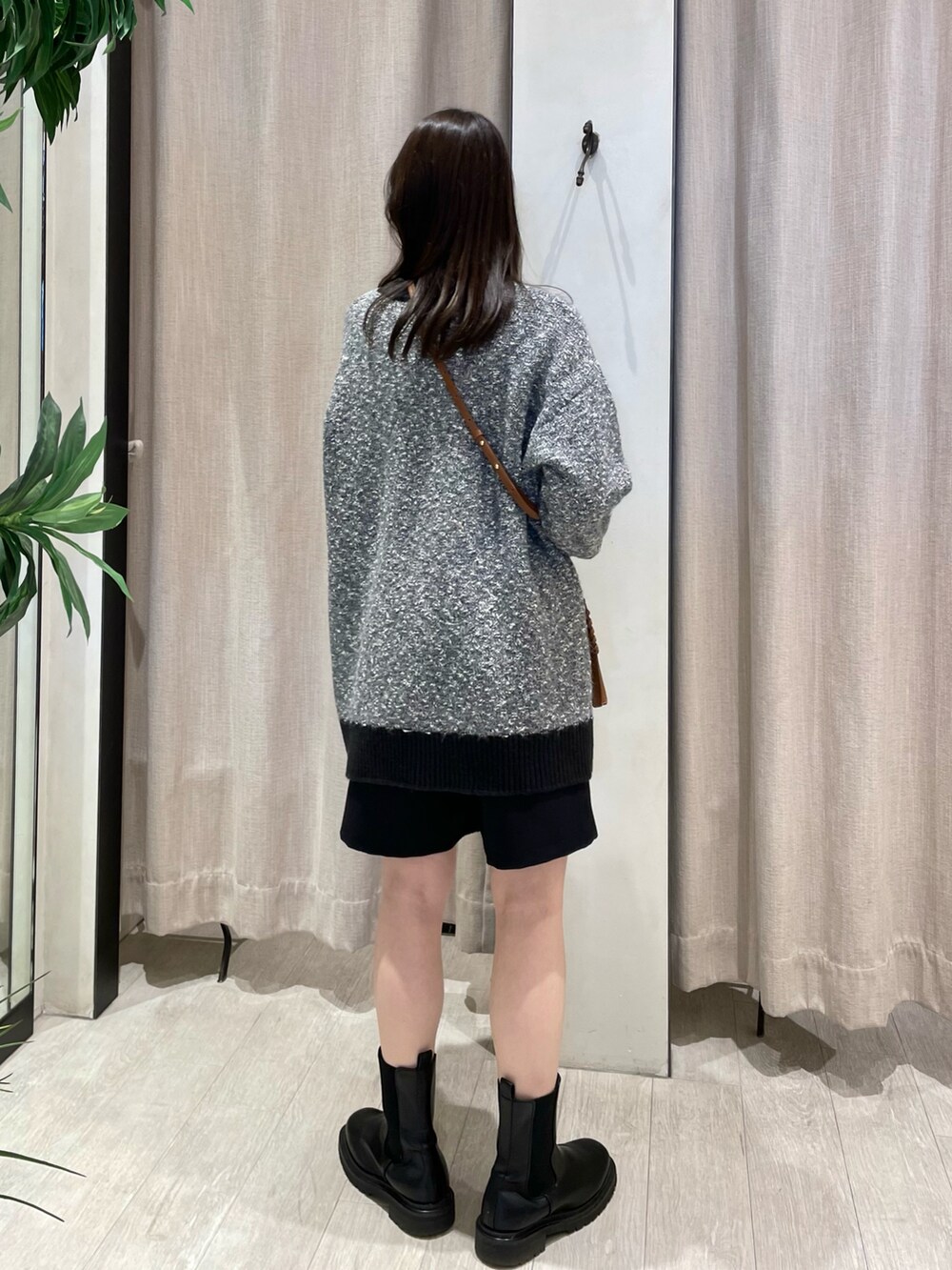 グレー系のカーディガン/ボレロ、ブラック系のその他パンツ、ブラック系のブーツを着用したレディースの冬コーディネートの3枚目の写真