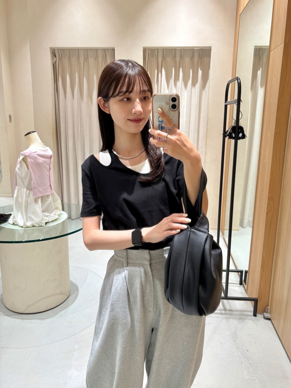 ブラック系のTシャツ/カットソー、ブラック系のパンプス、グレー系のその他パンツを着用したレディースの夏コーディネートの2枚目の写真