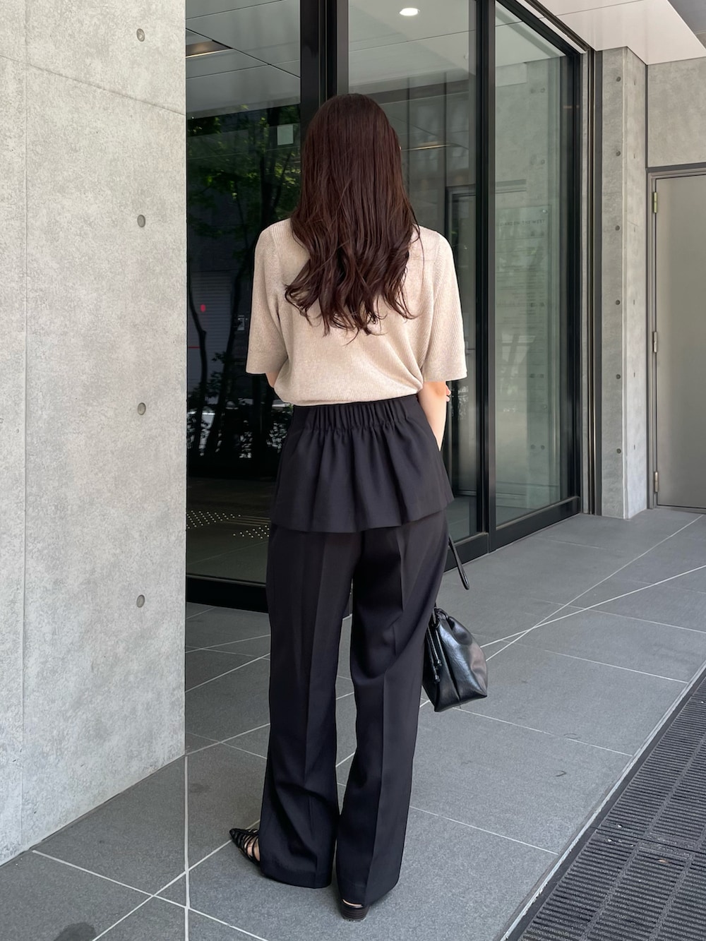 ベージュ系のニット/セーター、ブラック系のその他パンツ、ブラック系のサンダルを着用したレディースの夏コーディネートの3枚目の写真