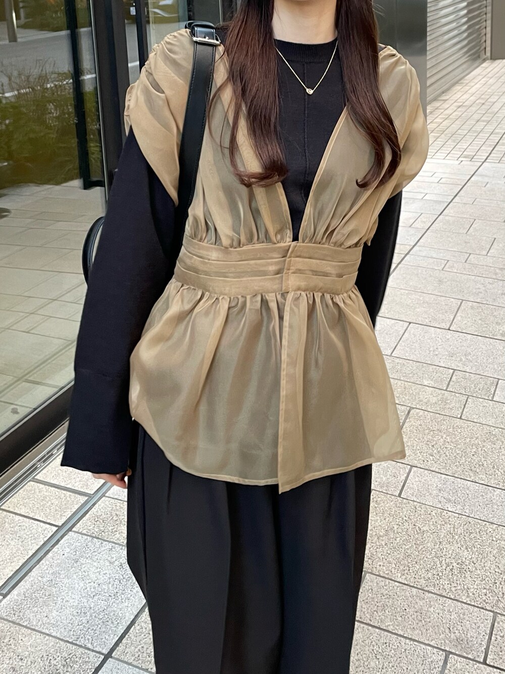 ベージュ系のシャツ/ブラウス、ブラック系のその他パンツ、ブラック系のニット/セーターを着用したレディースの冬コーディネートの2枚目の写真
