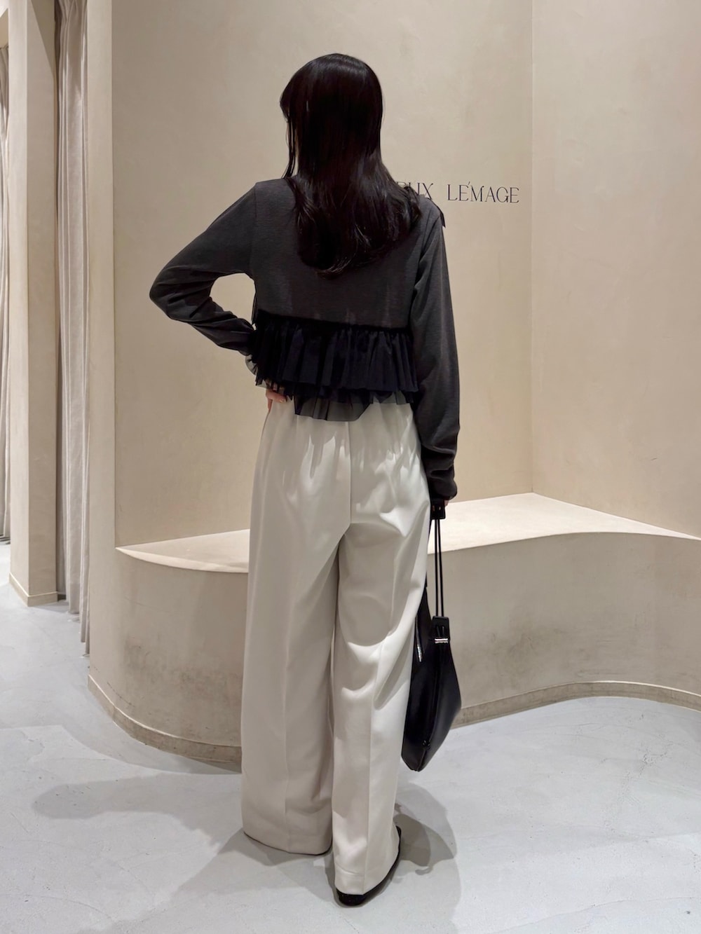 ホワイト系のその他パンツ、グレー系のTシャツ/カットソー、ブラック系のショルダーバッグを着用したレディースの春コーディネートの5枚目の写真