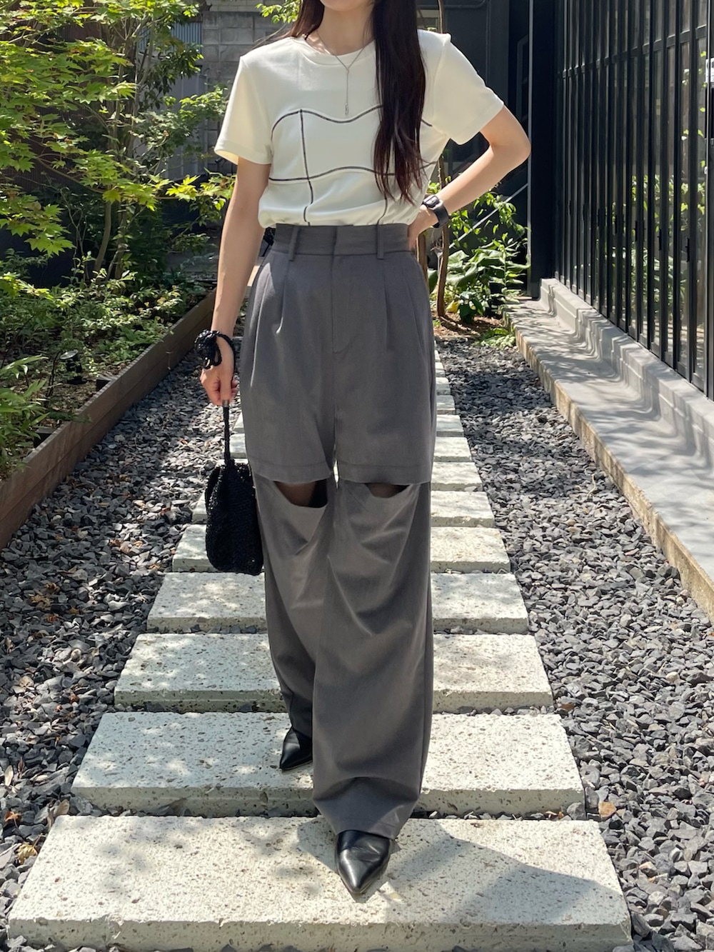「オトナカジュアル、オトナ女子、キレイめ、きれいめカジュアル、Tシャツ、Tシャツコーデ、グレー、グレーコーデ、グレーパンツ、スリットパンツ、お出かけコーデ、休日スタイル、夏コーデ、韓国ファッション、ホワイトコーデ」｜「CAPRICIEUX LE'MAGEの膝スリットパンツ（その他パンツ、グレー系）」を使った、kon_lemageさん（レディース・158cm）の夏コーディネートの2枚目の写真