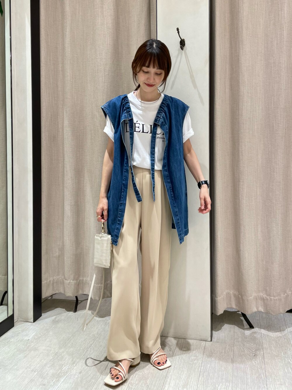 ホワイト系のTシャツ/カットソー、ブルー系のベスト、ベージュ系のその他パンツを着用したレディースの夏コーディネートの2枚目の写真