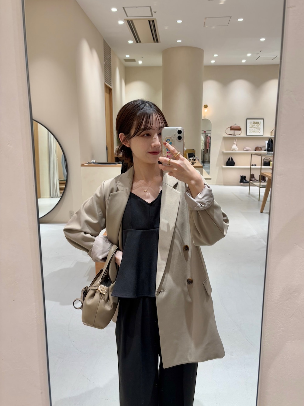 ブラック系のその他パンツ、ブラック系のパンプス、ブラック系のシャツ/ブラウスを着用したレディースの春コーディネートの2枚目の写真